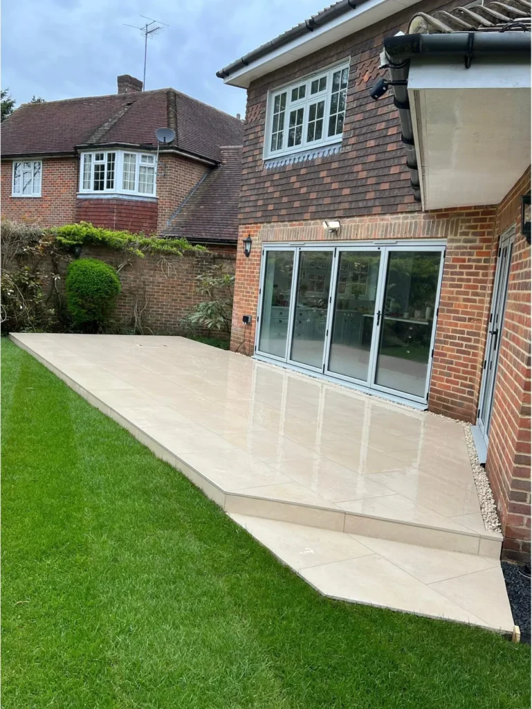Light porcelain patio with lawn edge